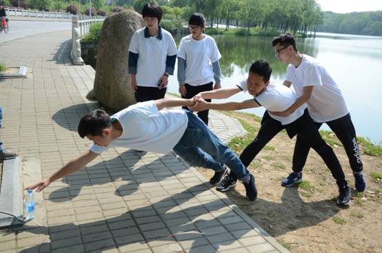 奔跑吧正规博彩平台
之一路彩虹靛色站点游戏一.JPG